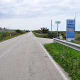 Ci avviamo ora verso il mare, passando sotto la trafficata statale e approdando cos� sulla complanare: in questo tratto stiamo ricalcando il tracciato della via Appia Antica. Ci immergiamo nella zona umida del parco dall'entrata del lido Morelli, uno dei tanti che collabora con il consorzio